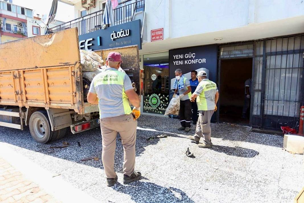 Kamyonlar yetmedi: Çöp partisi sona erdi! Apartmandan çıkanlar hayrete düşürdü 22